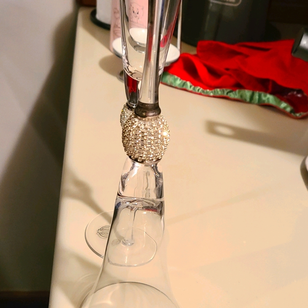 2 wine glasses